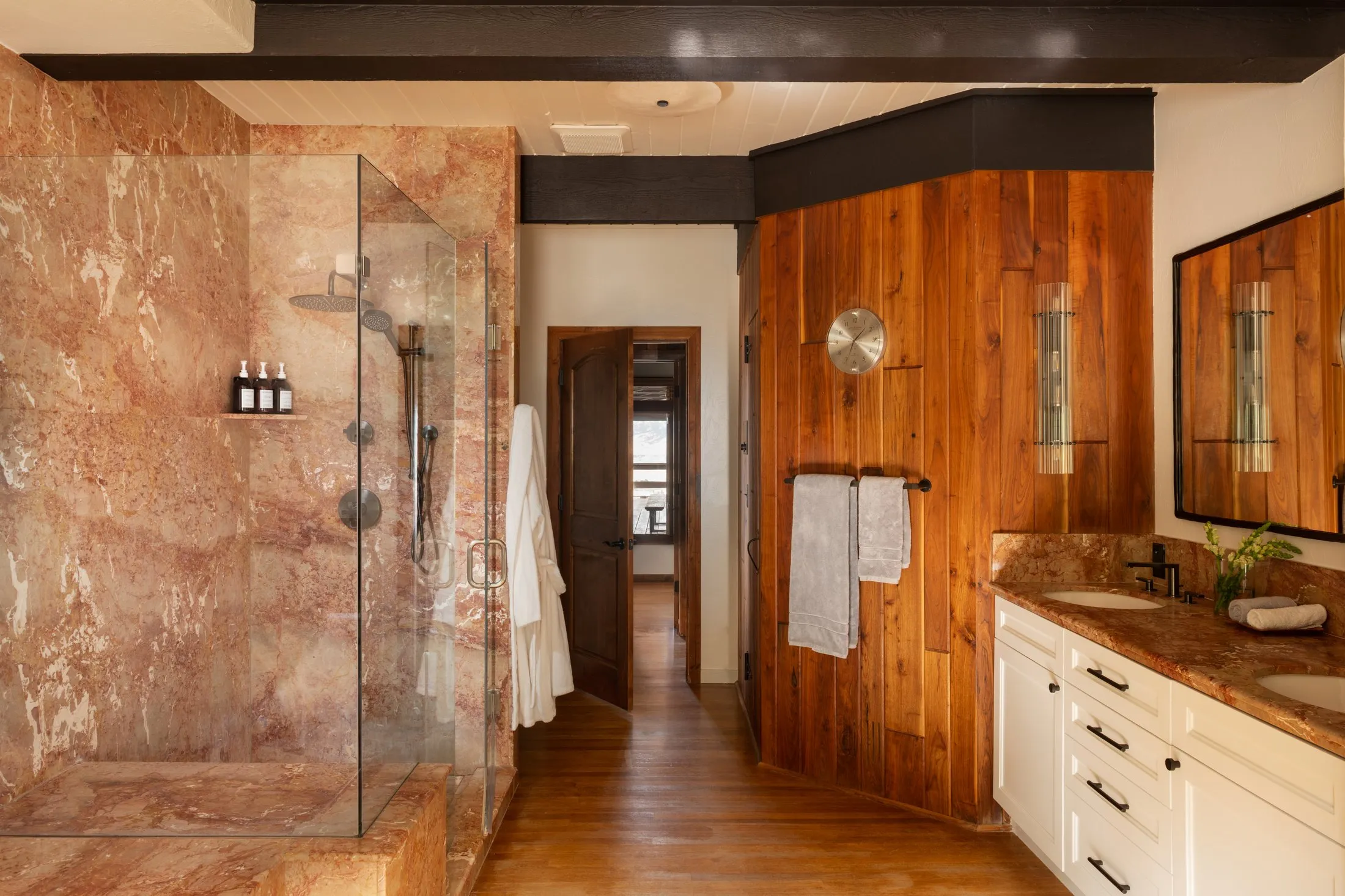 Master en-suite bathroom with Finnish sauna and jacuzzi